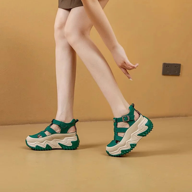 透かし彫り厚底スニーカー