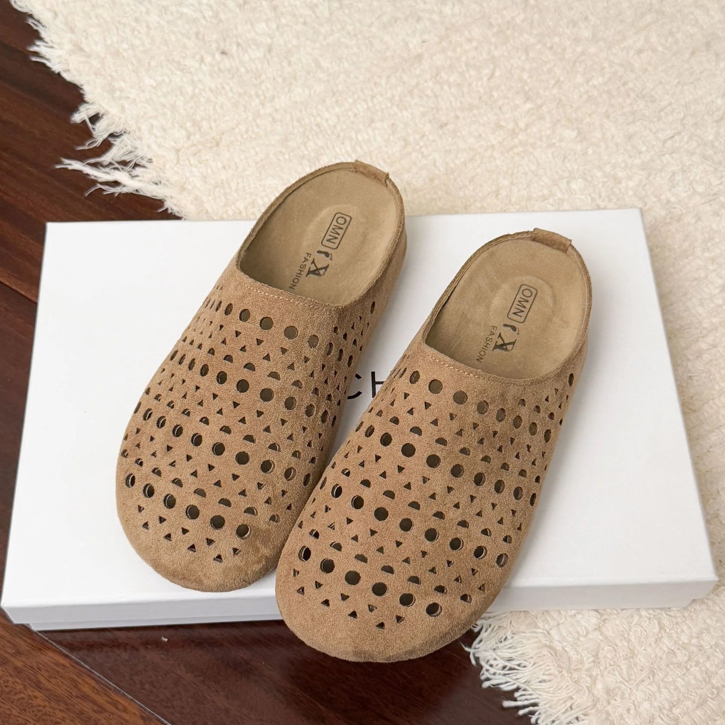 透かし彫りラウンドトゥミュールサンダル