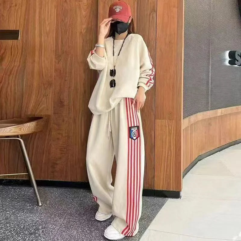 クールでスタイリッシュなオーバーサイズのスウェットとワイドパンツのセットアップ。