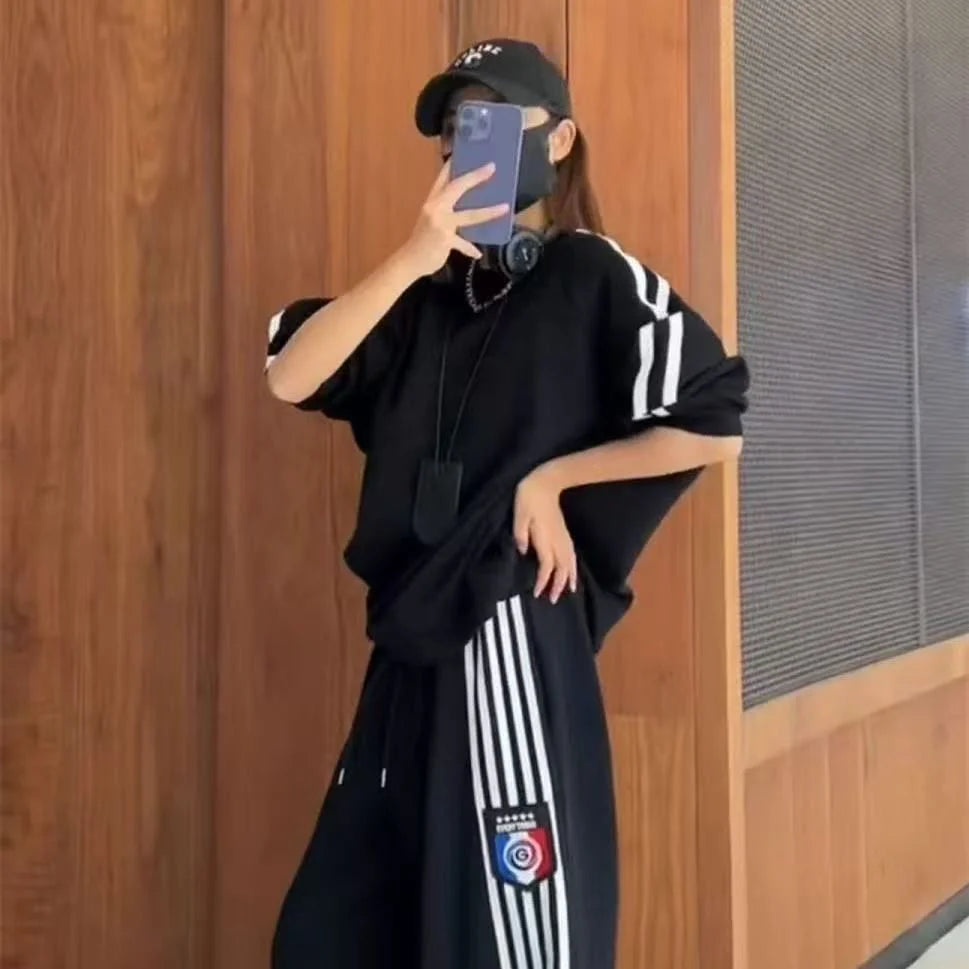 クールでスタイリッシュなオーバーサイズのスウェットとワイドパンツのセットアップ。