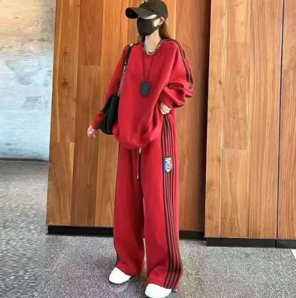 クールでスタイリッシュなオーバーサイズのスウェットとワイドパンツのセットアップ。